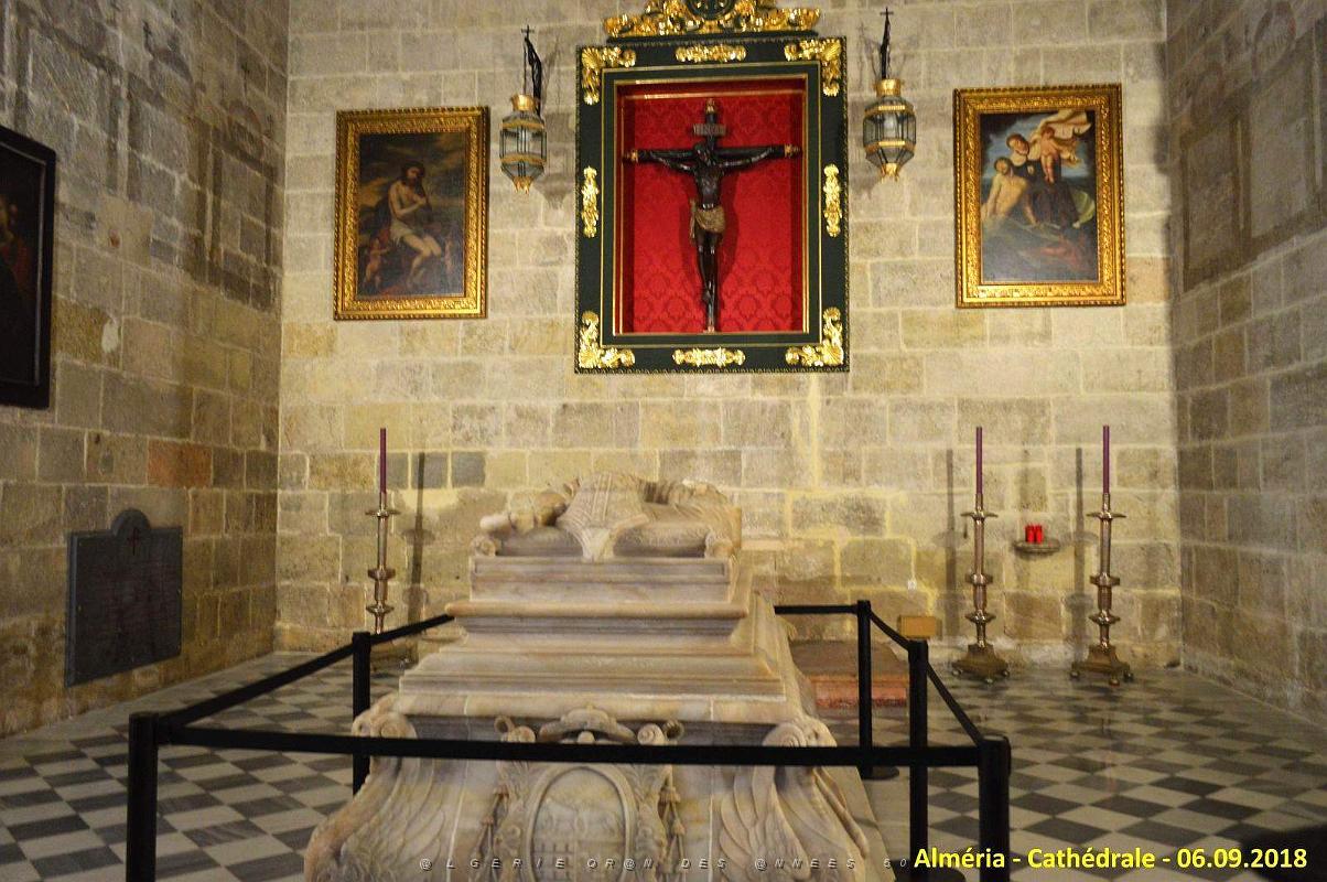 28 LA CATHEDRALE ET LE FORTERESSE DE L INCARNATION (75).JPG